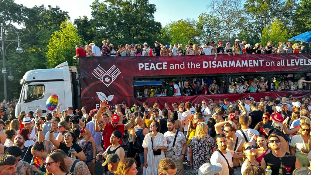 RAVE THE PLANET PARADETRUCK